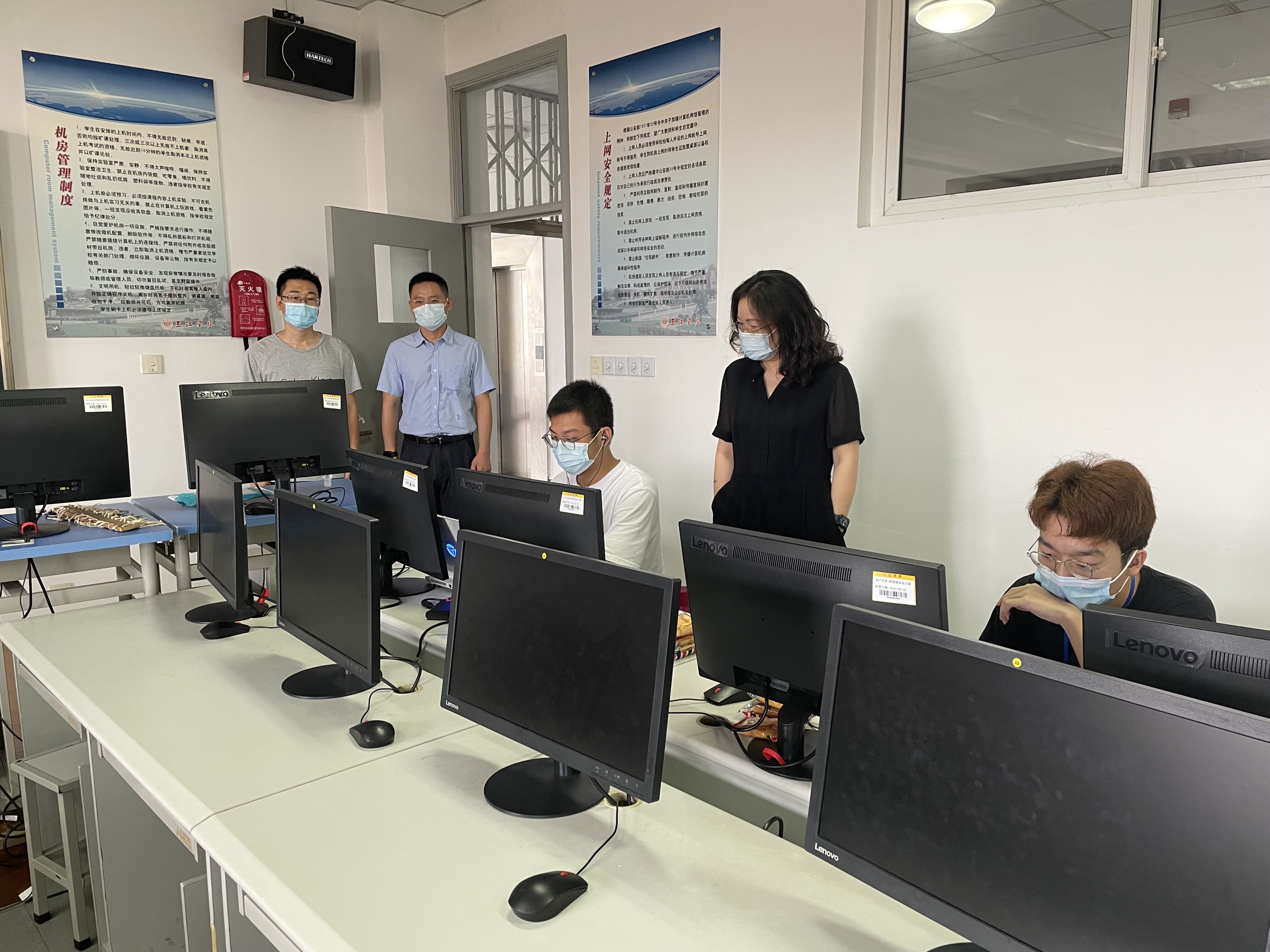 图5王芳副校长检查并指导志愿者现场工作(协助评审专家线上评审).jpg 图5王芳副校长检查并指导志愿者现场工作(协助评审专家线上评审).jpg